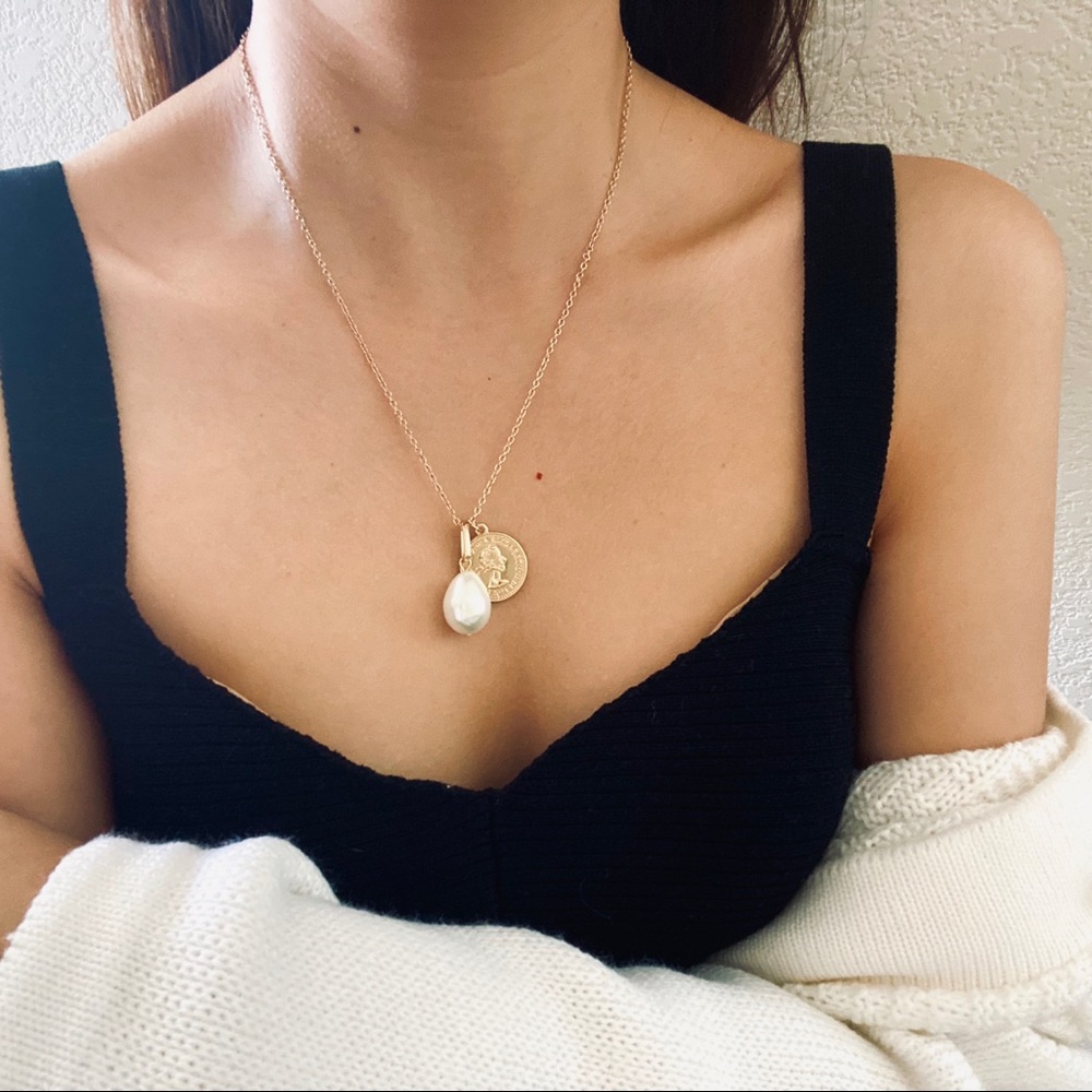 Pearl Golden Queen Coins Pendant Necklace - Picture 3 of 11